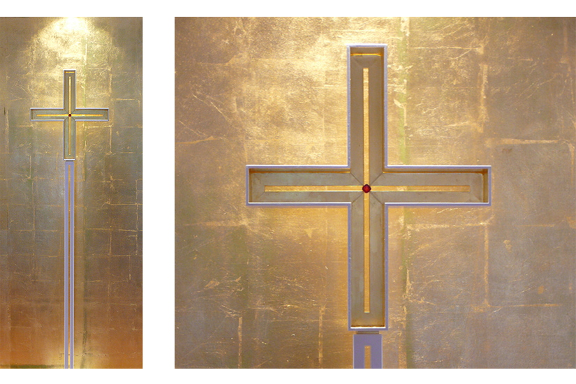 Kreuz, Stahl, pulverbeschichtet, rotes Glas, Blattgold, 2019